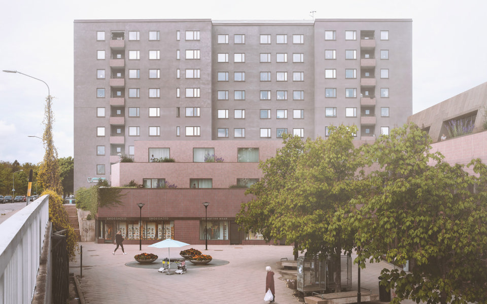 Ett torg med några träd och flerbostadshus runtom.